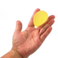 En hånd der klemmer en gul håndtræningsbold