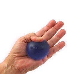 En blå håndtræningsbold ligger i en hånd